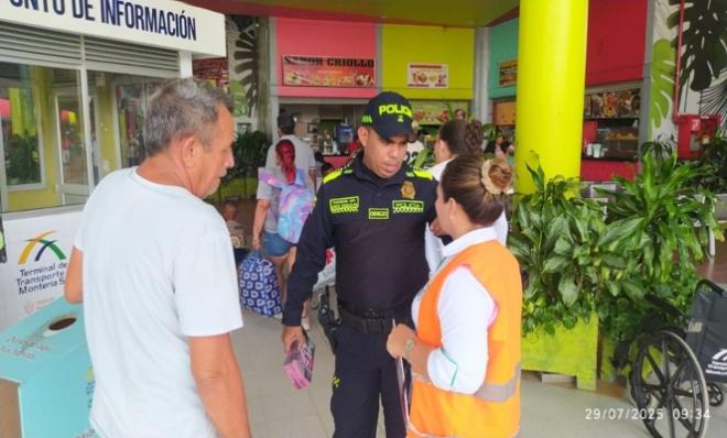 La Policía de Turismo de Montería, junto a autoridades locales, lanza una poderosa iniciativa de sensibilización en la Terminal de Transporte para prevenir y combatir la trata de personas.