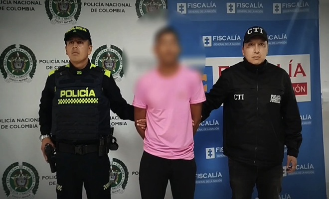 Un funcionario de polic&iacute;a,  un detenido y a la izquierda un funcionario de CTI