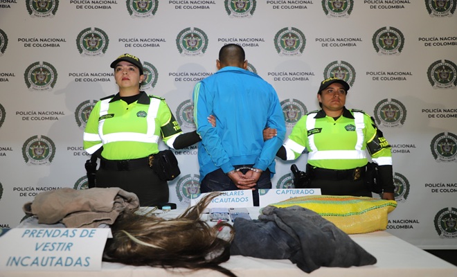 Polic&iacute;as con peronsa capturada en Backing Institucional 