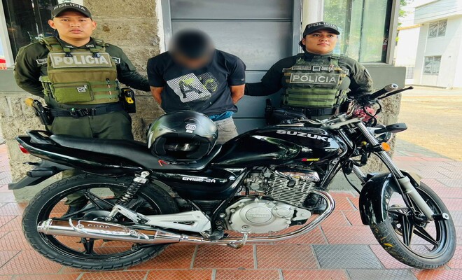 Presunto capturado por hurto sujetado por dos uniformados de la Polic&iacute;a Nacional