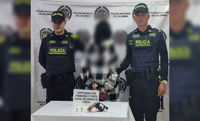 Mujer capturada con arma de fuego incautada en banner con dos Polic&iacute;as 