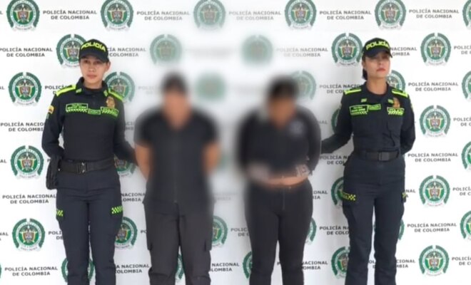 Dos policias femeninas custodian a dos capturadas 