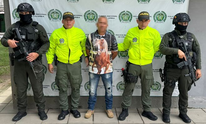 La Policía Nacional materializó su captura en la terminal de transporte de Villavicencio por homicidio agravado y concierto para delinquir. Las autoridades le atribuyen al menos cuatro homicidios registrados en el Meta y Vichada.