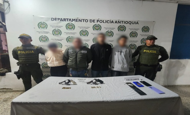 Dos polic&iacute;as custodian a cuatro capturados