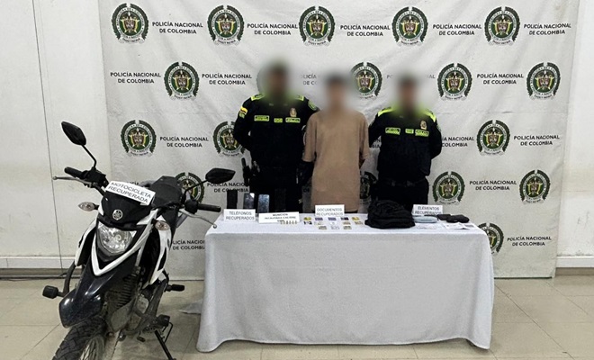 Una motocicleta, tres celulares, carteras y objetos personales recuperados