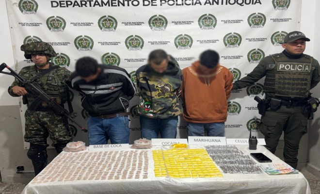 Dos polic&iacute;as custodian a tres capturados capturada