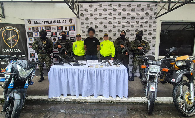 Capturado con armas de fuego y vehículos