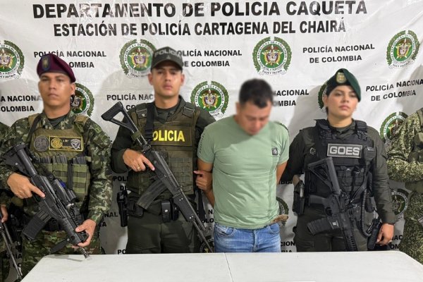 Dos policías, un soldado con un capturado 