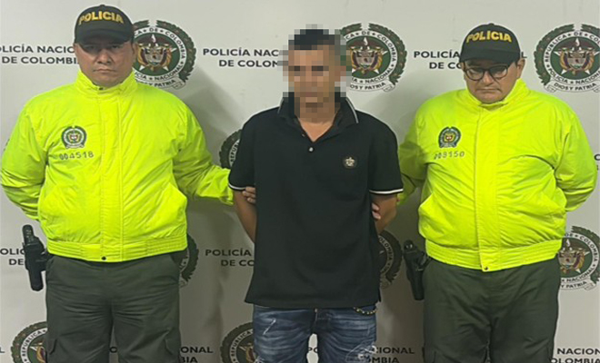 Dos polic&iacute;as y un capturado