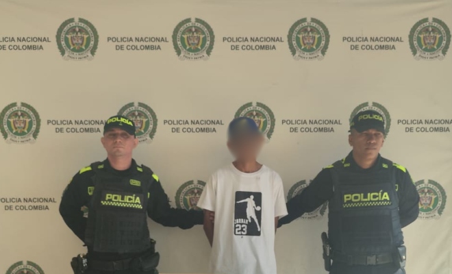 Dos policías, un capturado de pie