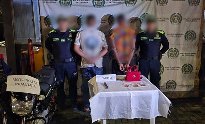 Una motocicleta incautada y un bolso de dama con dinero recuperado