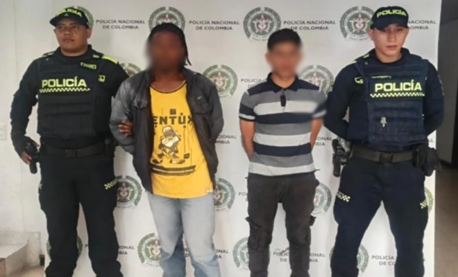 Dos polic&iacute;as, dos capturados