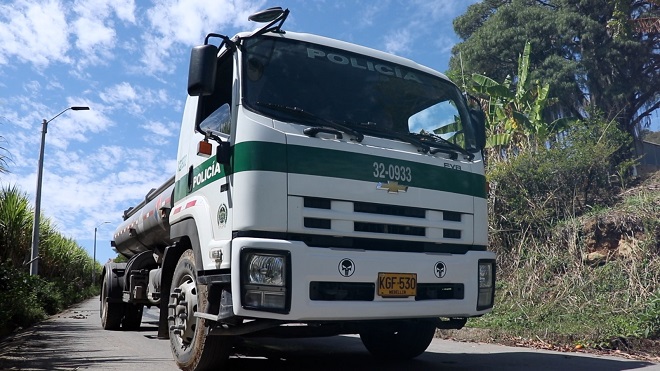 Carro cisterna de la Policía Nacional