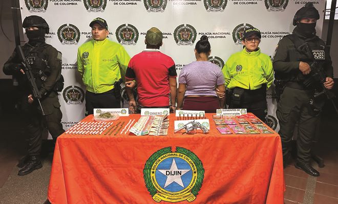 Mediante diligencia de registro y allanamiento, la Policía Nacional lo sorprendió con un arma de fuego tipo revólver, más de doscientas dosis de estupefacientes y varios elementos para su dosificación.