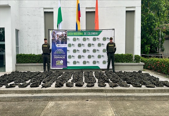 Chalecos y bolsos para uso de operaciones tácticas que eran transportados como encomiendas