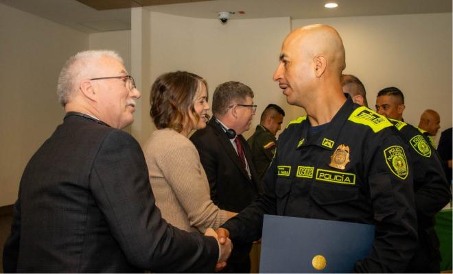  Policía saludando a asistente de la Cooperación internacional
