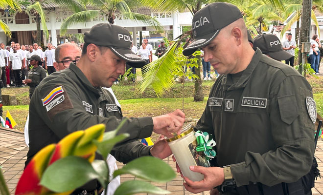  Comandante enciende vel&oacute;n en conmemoraci&oacute;n a las victimas
