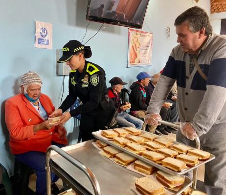 Uniformados de la Policía compartieron con los adultos mayores una jornada llena de sonrisas, cariño y solidaridad