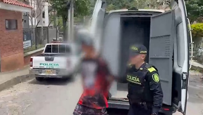 En un operativo preventivo, la Policía capturó a un joven de 18 años con arma de fuego, marihuana y una motocicleta reportada como hurtada en Santander.