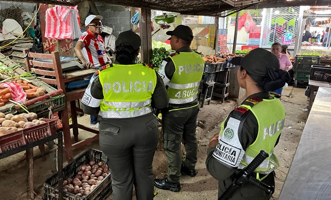 Tres policías dialogando con un ciudadano