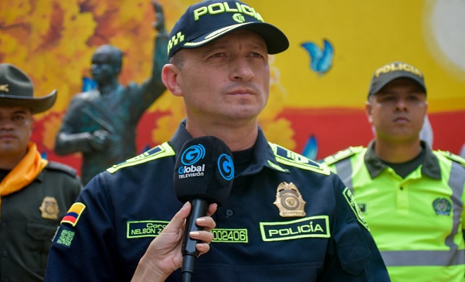 Tres policías, el Comandante del Departamento de Policía Meta, coronel Nelson Zambrano