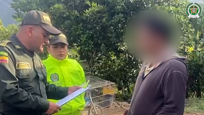 Lectura de los derechos del capturado por violencia intrafamiliar.