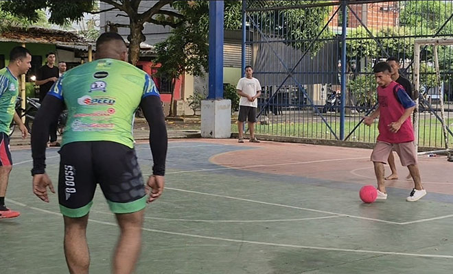 Desarrollo encuentro futbolístico entre la Policía y comunidad