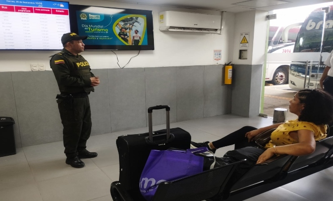 Uniformados del grupo de turismo hacen campañas frente al dia internacional del turimo 