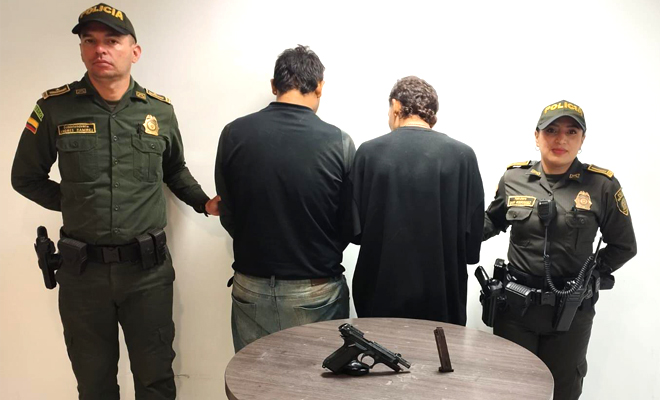 Estos sujetos fueron interceptados por las autoridades luego de haber amenazado con una pistola y causado lesiones a un taxista para despojarlo de sus pertenencias.