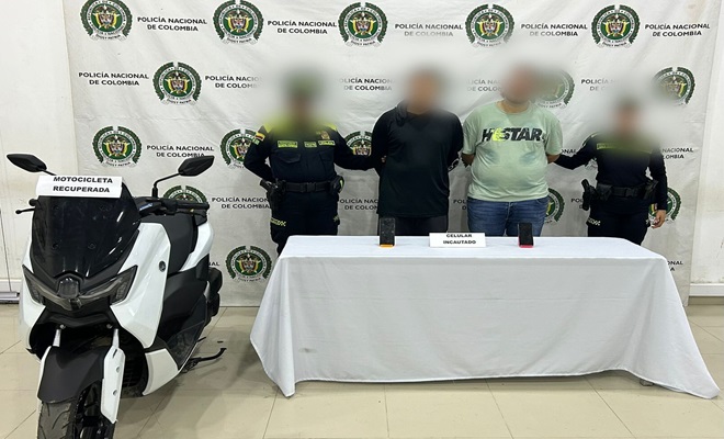 Policías y una persona capturada