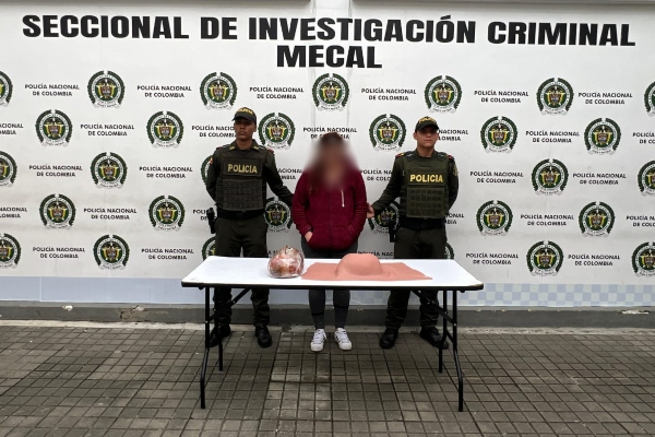 Aparentaba un embarazo para transportar cocaína