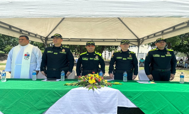 El coronel Alejandro Reyes Ramírez tomó el micrófono con serenidad y habló sin levantar la voz