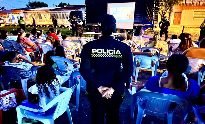 Polic&iacute;as con ni&ntilde;os viendo cine