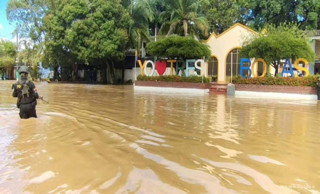En lugar de patrullas motorizadas, los agentes avanzan a pie, con el uniforme empapado y el alma cargada de compromiso