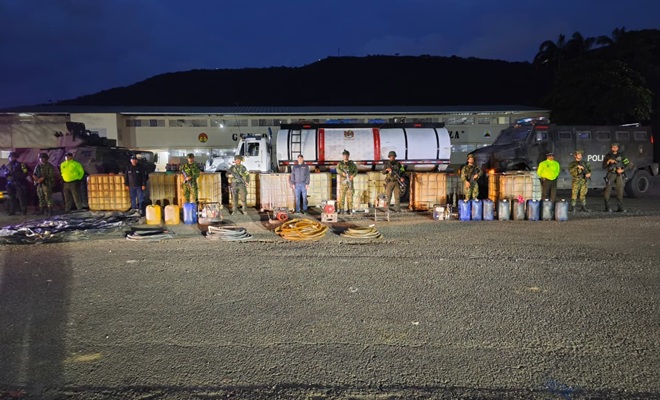 Funcionarios públicos de la policía y ejercito nacional recuperan de los 9.000 galones de gasolina recuperados 