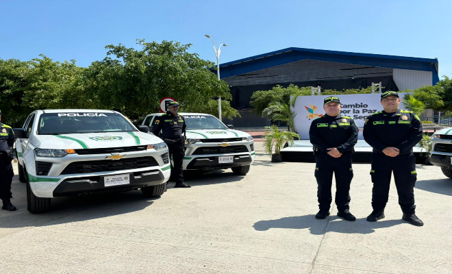 Tres polic&iacute;as, dos veh&iacute;culos institucionales