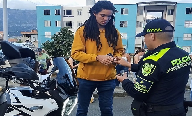 Policia entrega candados alarma en Girardota 