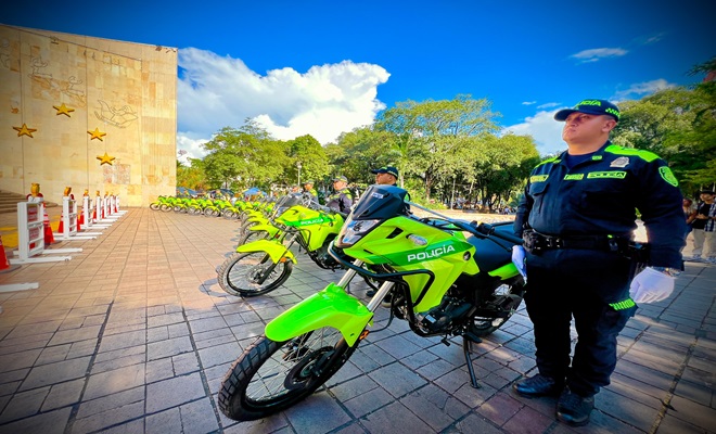 motocicletas y funcionario de la policía 