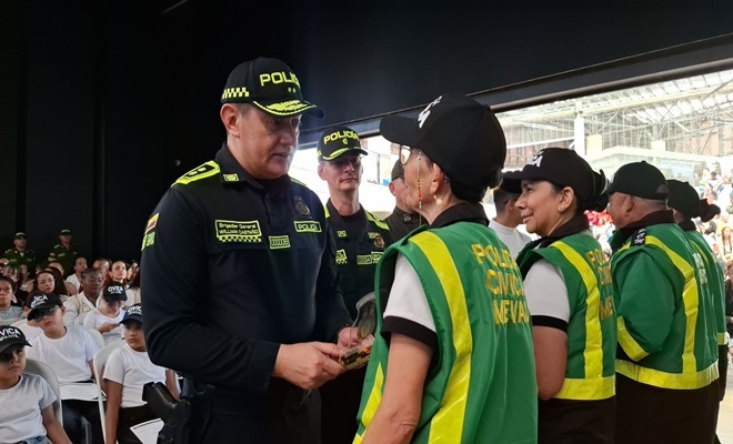 Entrega reconocimientos a civica de mayores