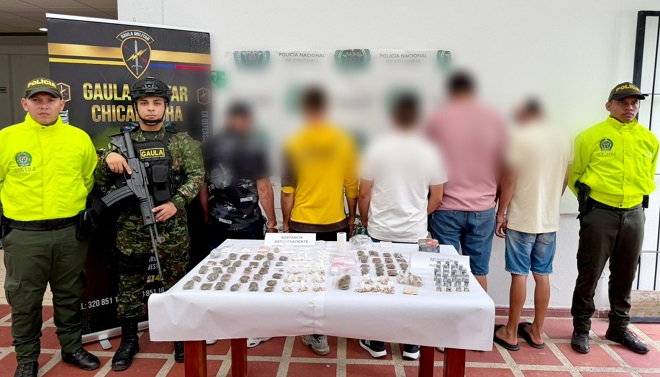 Dos Polic&iacute;as, Un Soldado y Cinco Capturados