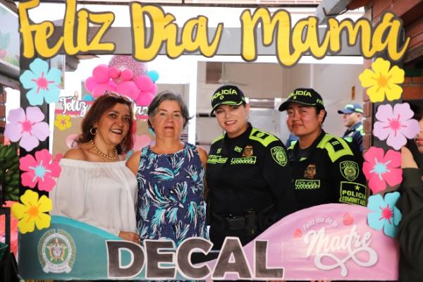 La Policía Nacional celebra el Día de la Madre en Caldas 