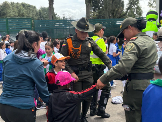 sensibilización a niños en situaciones de vulnerabilidad quienes en medio de interacción y actividades lúdicas aprenden valores como respeto, responsabilidad y el autocuidado 