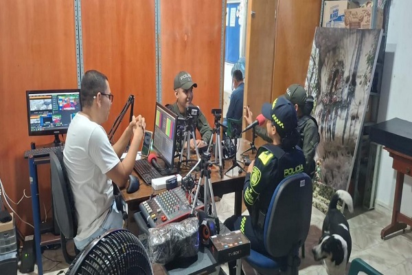 Tres Policías en emisora compartiendo recomendaciones clave de seguridad y autoprotección