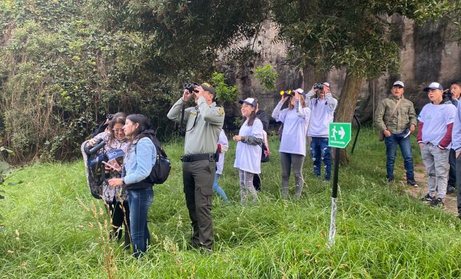 policia con turistas haciendo avistamiento de aves