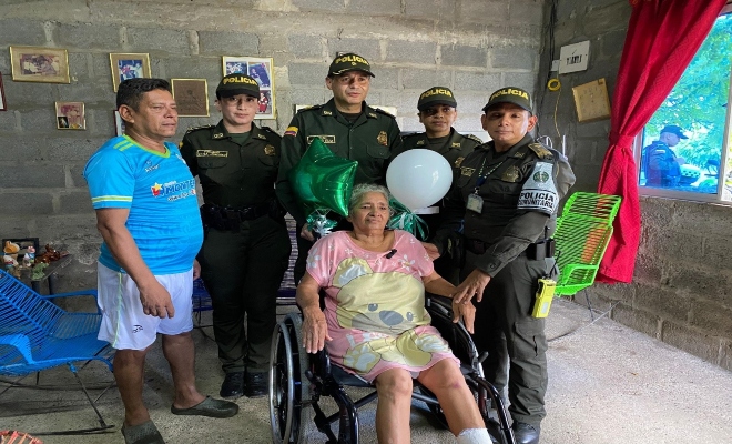 Comandante de Policia Metropolitana de Monteria entregando silla de ruedas 