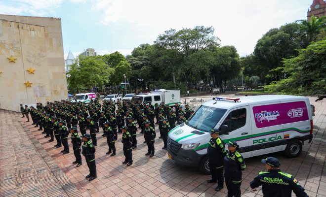 Policías formando al lado de un vehiculo de la patrulla púrpura entregado por la Gobernación