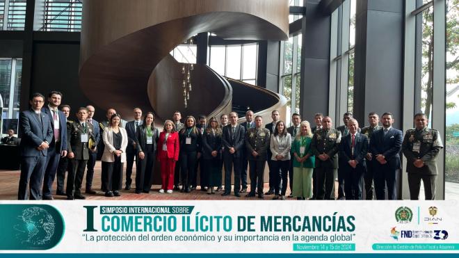 Fotografía principal, personal asistentes al Primer Simposio Internacional Sobre Comercio Ilícito de Mercancías.