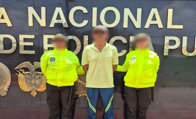 Dos policías con un capturado 