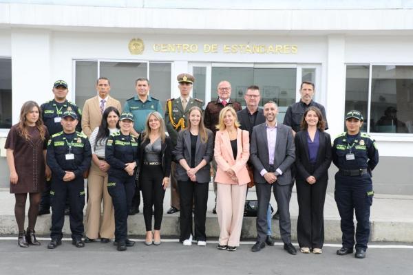 Imagen frontal con personal del Centro de Est&aacute;ndares de la Polic&iacute;a Nacional y la Comunidad Internacional de Agregados y Oficiales de Enlace Acreditados en Colombia