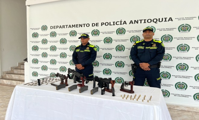 Dos policias custodian fusiles, provedores y munici&oacute;n incautada